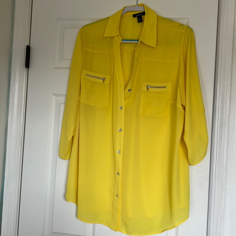 2X yellow blouse with silver button and zipper accents